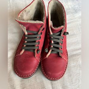 Like new!!!! On Foot red booties, sz 40